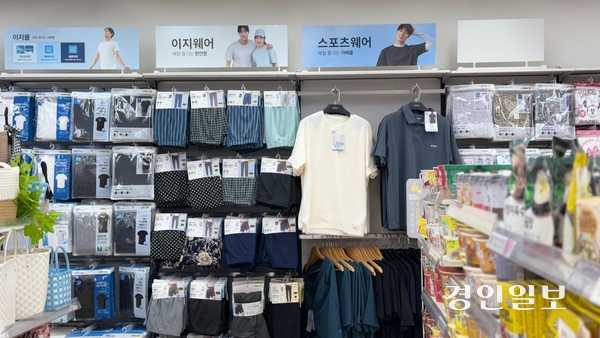 수원시내 한 다이소 매장 의류 코너에 스포츠 브랜드 의류가 진열돼 있다. 2025.4.21 /윤혜경기자 hyegyung@kyeongin.com