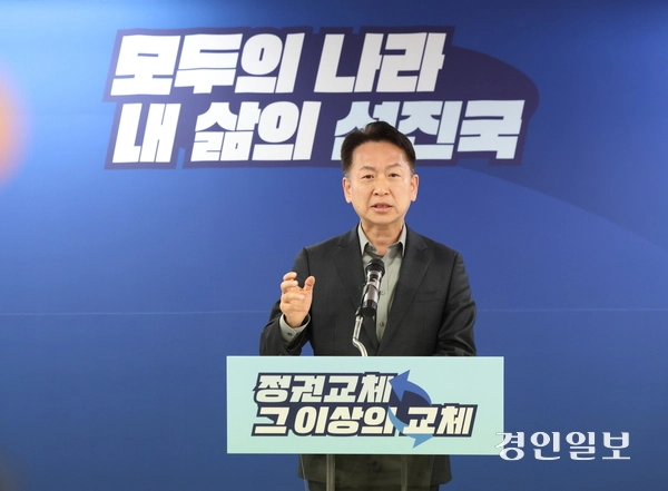 고영인 전 경기도 경제부지사가 18일 김동연 경기도지사 대선 캠프 사무실에서 더불어민주당 대선 경선 여론조사 업체 논란 관련 기자회견을 열고 “진상을 밝혀달라”고 촉구하고 있다. 2025.4.18 /김동연 캠프 제공