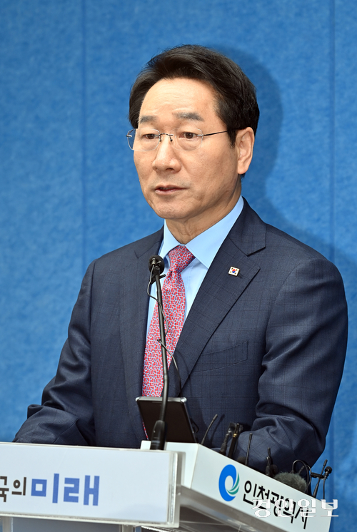 국민의힘 대선 경선 후보인 유정복 인천시장이 20일 인천시청 브리핑룸에서 대선 경선 관련 기자회견을 하고 있다. 2025.4.20 /김용국기자yong@kyeongin.com