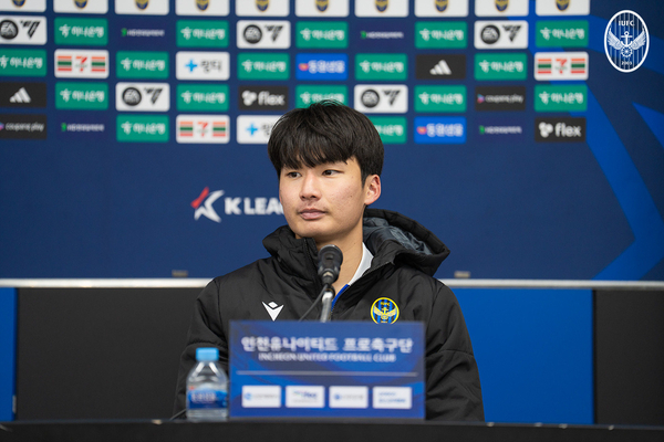 최근 3경기 연속 골을 터뜨린 이동률이 경기 후 인천축구전용경기장 인터뷰실에서 취재 기자의 질문을 받고 있다. /인천유나이티드 제공