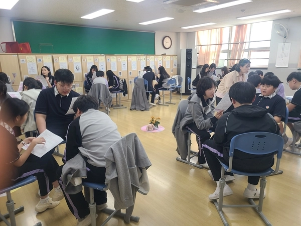 광명충현중학교 학생들이 자유학기제 특성 프로그램 ‘관계를 읽는 대회’에 참여하고 있다. /광명교육지원청 제공