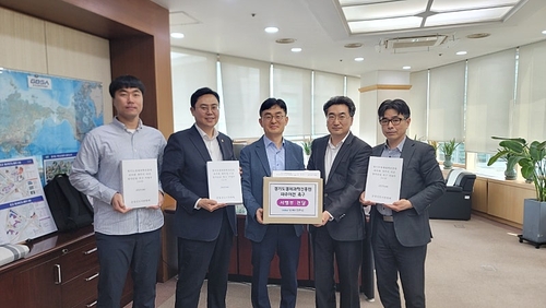 파주 운정신도시 연합회는 경기도경제과학진흥원의 조속한 이전을 촉구하는 시민 서명부를 경기도와 경기도경제과학진흥원에 전달했다고 22일 밝혔다. /운정연 제공