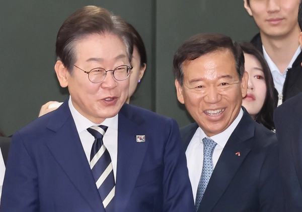 더불어민주당 이재명 대선 경선 후보가 21일 서울 여의도 금융투자협회에서 열린 자본시장 활성화를 위한 정책간담회에 서유석 금융투자협회장(오른쪽)과 참석하고 있다. 2025.4.21 /연합뉴스