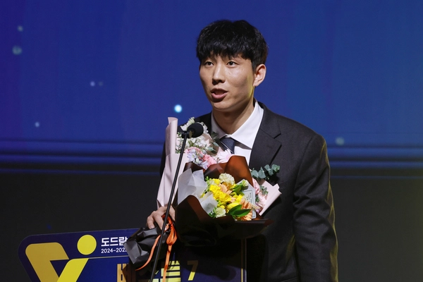 14일 서울 서대문구 스위스그랜드호텔에서 열린 프로배구 도드람 2024-2025 V리그 시상식에서 남자부 베스트 7에 선정된 세터 KB손해보험 황택의가 소감을 밝히고 있다. 2025.4.14 /연합뉴스