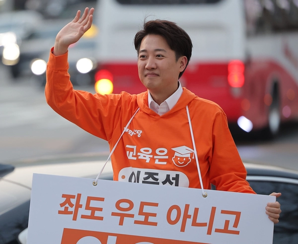 개혁신당 대선 후보인 이준석 의원이 18일 서울 강남구 은마아파트 입구 사거리에서 퇴근길 인사를 하고 있다. 2025.4.18 /연합뉴스