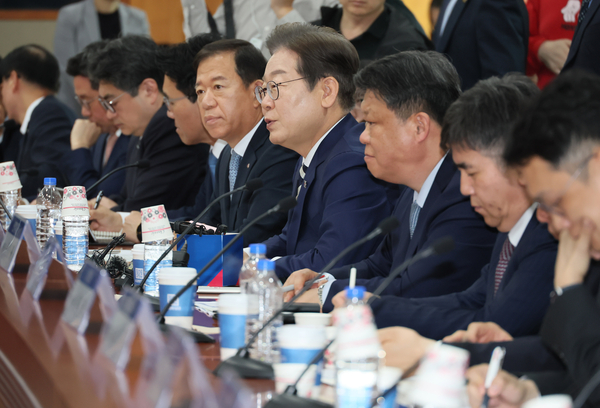 더불어민주당 이재명 대선 경선 후보가 21일 서울 여의도 금융투자협회에서 열린 자본시장 활성화를 위한 정책간담회에서 발언하고 있다. 2025.4.21 /연합뉴스