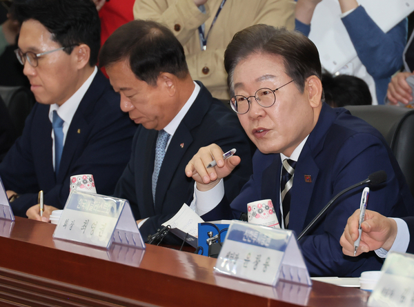 더불어민주당 이재명 대선 경선 후보가 21일 서울 여의도 금융투자협회에서 열린 자본시장 활성화를 위한 정책간담회에서 발언하고 있다. 2025.4.21 /연합뉴스