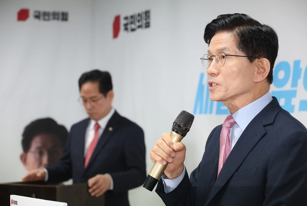 국민의힘 김문수 대선 경선 후보가 22일 서울 여의도 대하빌딩 선거 사무소에서 청년 부동산 문제 관련 공약 발표 기자회견을 하고 있다. 2025.4.22 /연합뉴스
