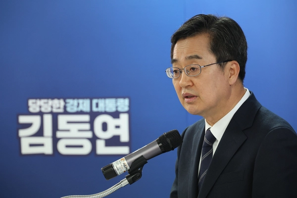 더불어민주당 김동연 대선 경선 후보가 22일 서울 영등포구 여의도 선거 캠프에서 열린 ‘백팩 메고 TMI’ 기자간담회에서 공약 발표를 하고 있다. 2025.4.22 /연합뉴스