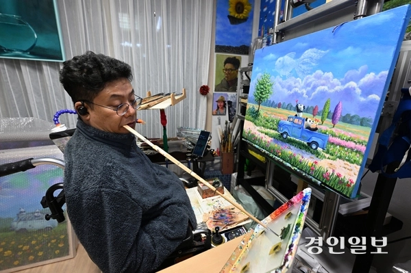 장애인의 날인 20일 오후 구족화가 임경식 작가가 인천 자택 작업실에서 입에 붓을 물고 ‘꿈을 꾸다’ 연작 그림을 그리고 있다. 19세 때 불의의 교통사고로 지체장애인이 된 임작가는 13년간 은둔생활을 하다가 입으로 그림을 그리는 방식으로, 장애를 극복하고 예술적 재능을 발휘하고 있다. 그의 작품은 장애인 예술가들에게도 큰 희망이 되고 있으며 사회적 인식 개선에도 기여 하고 있다. 그는 “세상과 소통하고 사회 구성원으로 살기 위해 꾸준히 그림을 그리는 게 꿈이다. 장애인에 대한 차별과 편견 없이 내면을 먼저 봐 주시면 좋겠다.”라고 말했다. 2025.4.20 /임열수기자 pplys@kyeongin.com