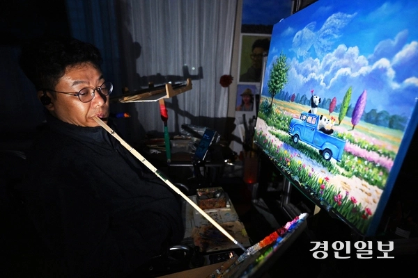 장애인의 날인 20일 오후 구족화가 임경식 작가가 인천 자택 작업실에서 입에 붓을 물고 ‘꿈을 꾸다’ 연작 그림을 그리고 있다. 19세 때 불의의 교통사고로 지체장애인이 된 임작가는 13년간 은둔생활을 하다가 입으로 그림을 그리는 방식으로, 장애를 극복하고 예술적 재능을 발휘하고 있다. 그의 작품은 장애인 예술가들에게도 큰 희망이 되고 있으며 사회적 인식 개선에도 기여 하고 있다. 그는 “세상과 소통하고 사회 구성원으로 살기 위해 꾸준히 그림을 그리는 게 꿈이다. 장애인에 대한 차별과 편견 없이 내면을 먼저 봐 주시면 좋겠다.”라고 말했다. 2025.4.20 /임열수기자 pplys@kyeongin.com