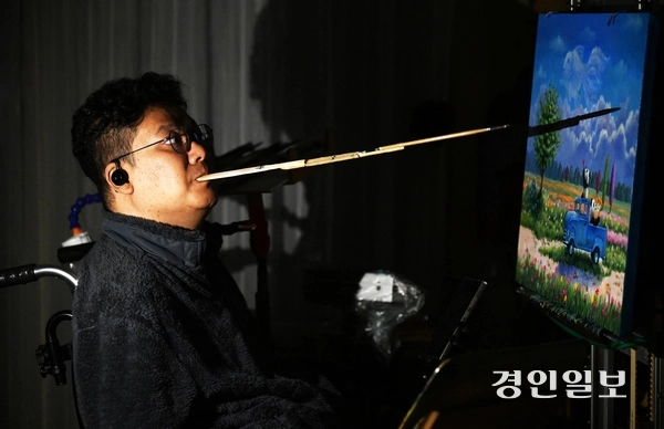 장애인의 날인 20일 오후 구족화가 임경식 작가가 인천 자택 작업실에서 입에 붓을 물고 ‘꿈을 꾸다’ 연작 그림을 그리고 있다. 19세 때 불의의 교통사고로 지체장애인이 된 임작가는 13년간 은둔생활을 하다가 입으로 그림을 그리는 방식으로, 장애를 극복하고 예술적 재능을 발휘하고 있다. 그의 작품은 장애인 예술가들에게도 큰 희망이 되고 있으며 사회적 인식 개선에도 기여 하고 있다. 그는 “세상과 소통하고 사회 구성원으로 살기 위해 꾸준히 그림을 그리는 게 꿈이다. 장애인에 대한 차별과 편견 없이 내면을 먼저 봐 주시면 좋겠다.”라고 말했다. 2025.4.20 /임열수기자 pplys@kyeongin.com