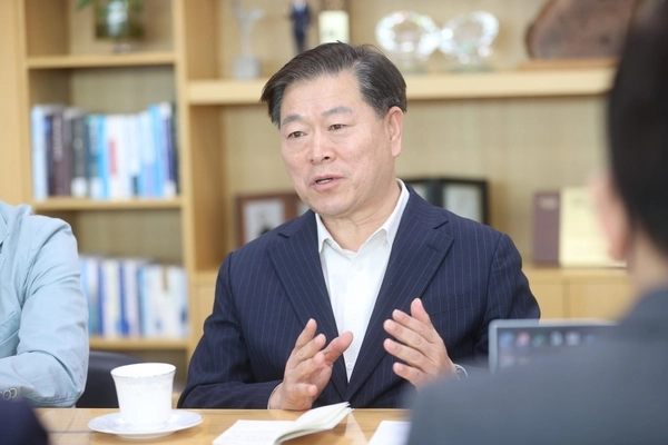 박승원 광명시장이 신안산선 광명구간 붕괴사고와 관련해 입장을 밝히고 있다. /광명시 제공