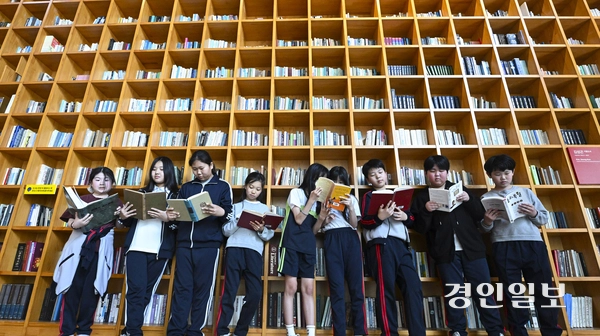 세계 책의 날인 23일 오후 파주시 지혜의 숲에서 출판문화도시 내 대안학교 학생들이 대형 책장 앞에서 책을 읽고 있다. 2025.4.23 /이지훈기자 jhlee@kyeongin.com