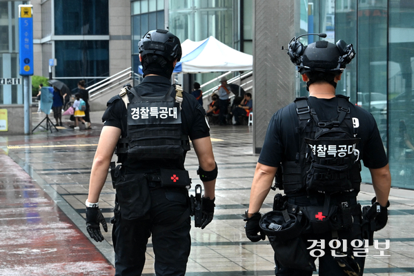 경찰특공대원들이 수원역 인근을 순찰하고 있는 모습./경인일보DB