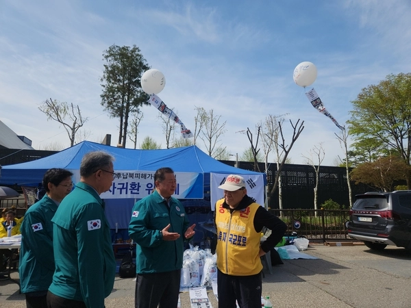 23일 오전 파주 임진각에서 김경일 시장이 대북전단 살포를 예고한 최성룡(오른쪽) 납북자가족모임 대표와 이야기를 나누고 있다. 2025.4.23 파주/이종태기자 dolsaem@kyeongin.com