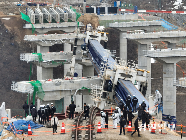 28일 오전 안성시 서울세종고속도로 건설 공사 교량 상판 붕괴사고 현장에서 합동 감식이 진행되고 있다. 2025.2.28 /이지훈기자 jhlee@kyeongin.com