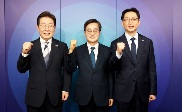 더불어민주당 이재명(왼쪽부터), 김동연, 김경수 대선 경선 후보가 23일 서울 여의도 오마이TV 스튜디오에서 열린 오마이TV 초청 토론회 시작에 앞서 기념 촬영하고 있다. 2025.4.23 /국회사진기자단