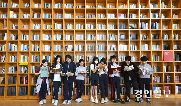 세계 책의 날인 23일 오후 파주시 지혜의 숲에서 출판문화도시 내 대안학교 학생들이 대형 책장 앞에서 책을 읽고 있다. 2025.4.23 /이지훈기자 jhlee@kyeongin.com