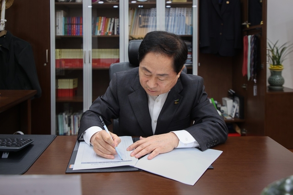 주광덕 남양주 시장이 지난 7일 상수원 규제 헌법소원 조속 심리 촉구 탄원서에 제1호로 서명을 하고있다. /남양주시 제공