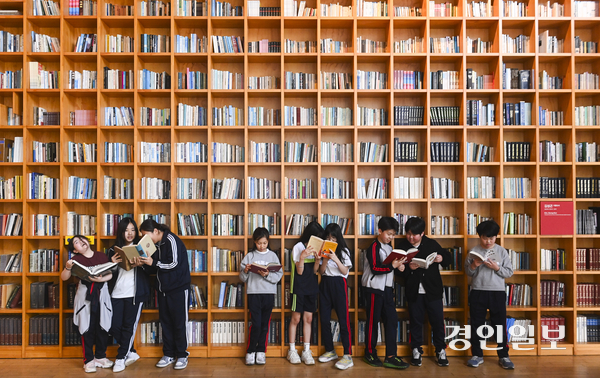 세계 책의 날인 23일 오후 파주시 지혜의 숲에서 출판문화도시 내 대안학교 학생들이 대형 책장 앞에서 책을 읽고 있다. 2025.4.23 /이지훈기자 jhlee@kyeongin.com