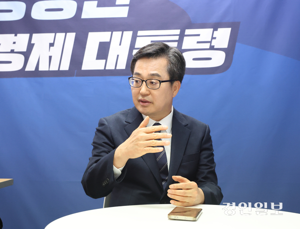 김동연 더불어민주당 대통령선거 경선 후보가 지난 22일 서울 여의도 대산빌딩 경선 캠프에서 열린 한국지방신문협회와 공동 인터뷰에서 “경제전문가로서 우리 경제를 장기적으로 발전시키고, 각종 난제를 풀어내겠다”고 강조했다. 2025.4.22 /한국지방신문협회 제공