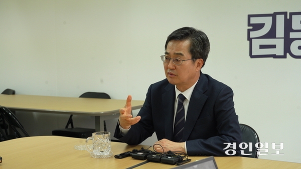 김동연 경기도지사가 지난 22일 서울 여의도 ‘유쾌한 캠프’ 사무실에서 경인일보와 인터뷰를 통해 “경제·글로벌·통합 측면에서 어떤 후보보다 잘 할 수 있다”고 강조했다. 2025.4.22/ 김도윤기자 lkjkdy02@kyeongin.com
