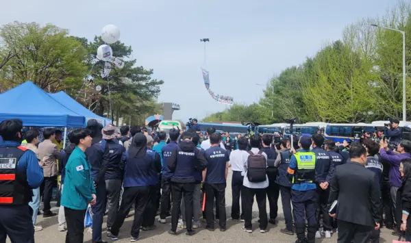 23일 파주 임진각 평화랜드 펜스 뒤편에서 열린 납북자가족모임의 대북전단 살포 행사에서 경기도 특별사법경찰과 경찰 등이 반대 주민간 물리적 충돌 방지를 위해 출동했다. 2025.4.23 파주/이종태기자 dolsaem@kyeongin.com