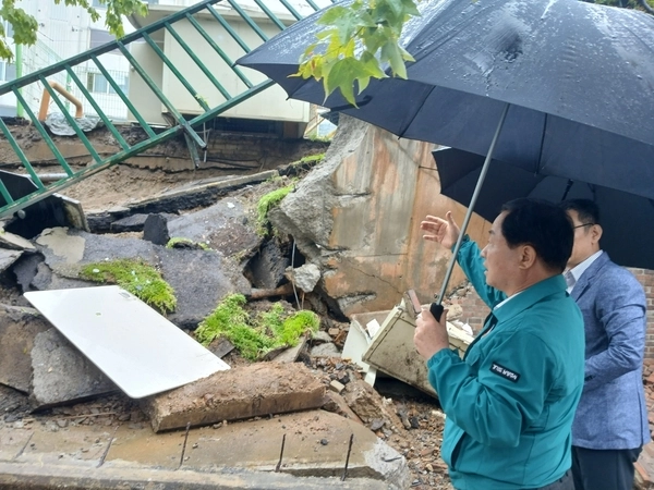 주광덕 시장이 지난 22일 화도읍 한 아파트의 옹벽 붕괴사고 현장을 찾아 점검하고 있다. 2025.4.23 /남양주시 제공
