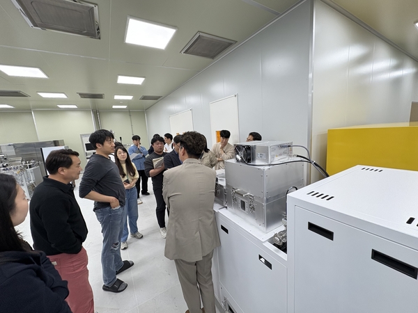 용인교육지원청 관계자들이 지난 22일 차세대융합기술연구원을 방문해 용인반도체 마이스터고 개교에 필요한 실습환경 등을 둘러봤다./용인교육지원청 제공