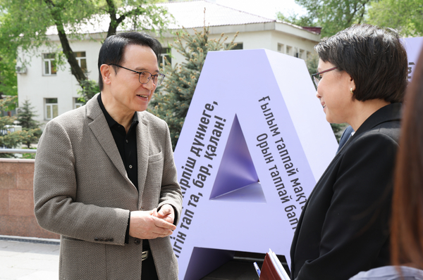 임태희 경기도교육감이 23일 카자흐스탄 국립 아바이 사범대학교를 방문한 가운데 관계자와 이야기를 나누고 있다. /경기도교육청 제공