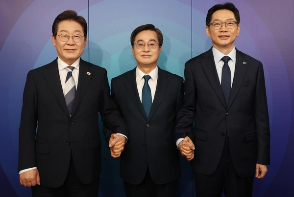 더불어민주당 이재명(왼쪽부터), 김동연, 김경수 대선 경선 후보가 23일 서울 여의도 오마이TV 스튜디오에서 열린 오마이TV 초청 토론회 시작에 앞서 기념 촬영하고 있다. 2025.4.23 /연합뉴스