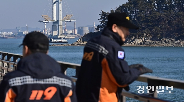 24일 인천 앞바다에서 해양경찰 공기부양정과 소방대원들이 실종자 수색을 하고 있다. 인천해양경찰서에 따르면 전날 중구 중산동 구읍뱃터 인근에서 409t 규모 도선(渡船)에 탄 승객이 바다에 빠졌으며 신고를 받은 해경은 선박과 항공기 등을 현장에 투입해 일대 해역을 수색하고 있다. 2025.2.24 /조재현기자 jhc@kyeongin.com