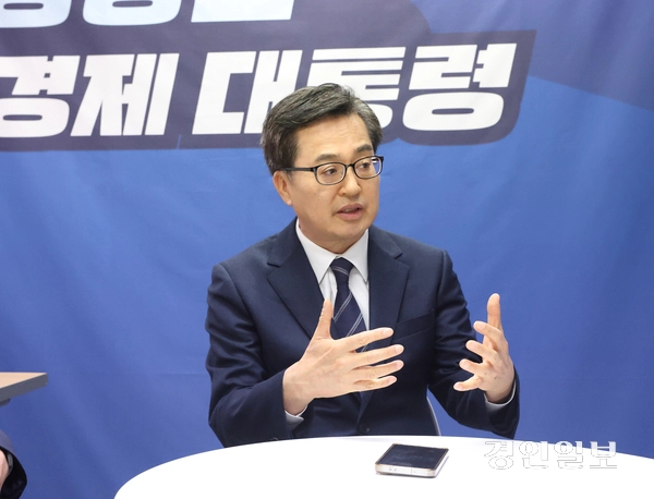 김동연 더불어민주당 대통령선거 경선 후보가 지난 22일 서울 여의도 대산빌딩 경선 캠프에서 열린 한국지방신문협회와 공동 인터뷰에서 “경제전문가로서 우리 경제를 장기적으로 발전시키고, 각종 난제를 풀어내겠다”고 강조했다. 2025.4.22 /한국지방신문협회 제공