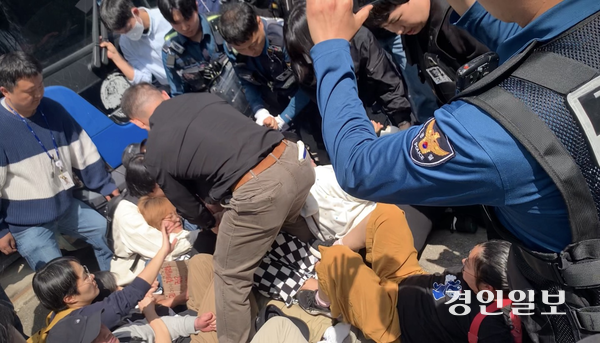 23일 오후 2시께 화성외국인보호소 앞 강제송환 반대 집회 현장에서 경찰이 저지 시위에 나선 시민단체 활동가를 강제 연행하고 있다. 2025.4.23 /유혜연기자 pi@kyeongin.com