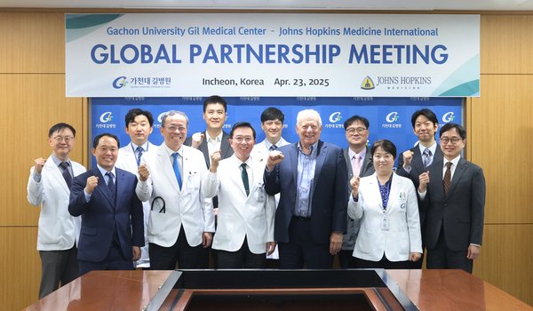 가천대 길병원 김우경 병원장(사진·앞줄 가운데)과 존스홉킨스 찰스 위너 국제의료 총괄책임자(가운데 오른쪽) 등은 지난 23일 가천대 길병원에서 양 기관의 파트너십을 의논하는 간담회를 개최했다. /병원 제공