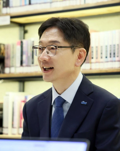 김경수 더불어민주당 대선 경선 후보는 24일 서울 여의도 경선캠프 사무실에서 진행된 한국지방신문협회와 공동인터뷰에서 ‘5대 권역별 메가시티 구축’ 등 핵심 공약을 밝혔다. 2025.4.24 /한국지방신문협회 제공