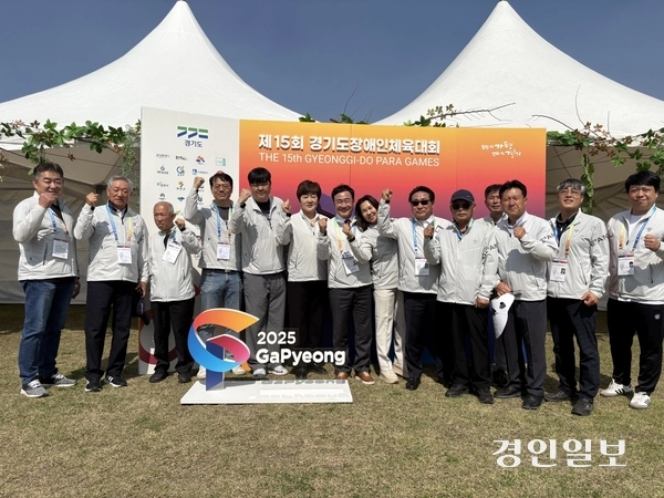 조봉옥 이천시장애인체육회 수석부회장, 박명서 이천시의회 의장, 김영우 이천시체육회 회장 및 임원 등이 24일 가평군에서 개최하는 제15회 경기도장애인체육대회 2025 가평 개회식에 참석해 이천시 선수단과 관계자들을 격려하고 기념촬영하고 있다. 2025.4.24 이천/서인범기자 sib@kyeongin.com