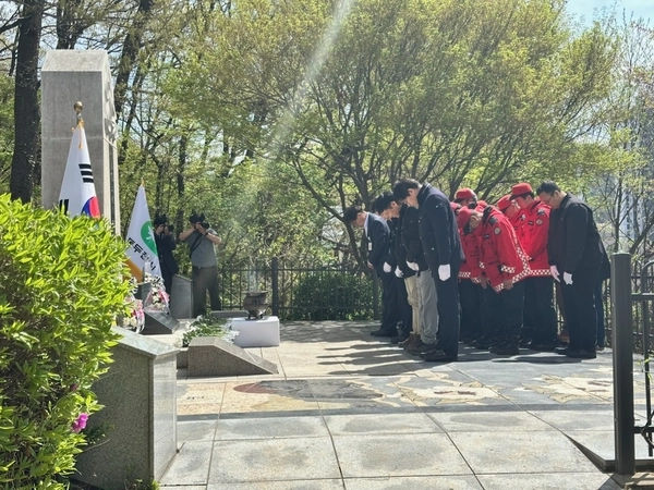 동두천시는 지난 23일 산불진화중 순직자를 위한 추도식을 생연동 산 49 산불진화 순직자 추도탑에서 실시했다. 2025.4.24 /동두천시 제공