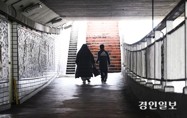 국에 오래 거주한 아동에게 체류자격을 주는 절차를 밟고 있던 이주노동자가 강제 퇴거를 위해 공항으로 이송된 것으로 파악됐다. 사진은 외국인 가정의 모습. /경인일보DB