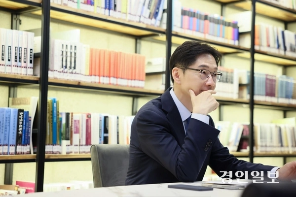 김경수 더불어민주당 대선 경선 후보는 24일 서울 여의도 경선캠프 사무실에서 진행된 경인일보 등 9개 지방 대표신문으로 구성된 한국지방신문협회와 공동인터뷰에서 ‘5대 권역별 메가시티 구축’ 등 핵심 공약을 전했다. 2025.4.24 /한국지방신문협회 제공