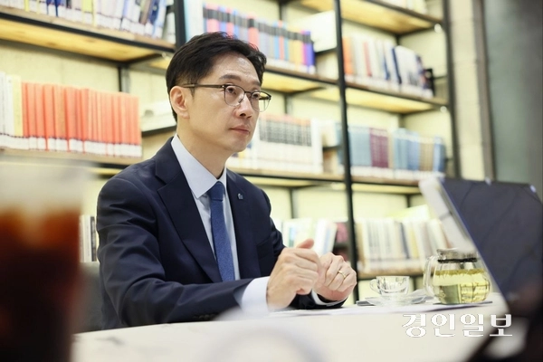 김경수 더불어민주당 대선 경선 후보는 24일 서울 여의도 경선캠프 사무실에서 진행된 경인일보 등 9개 지방 대표신문으로 구성된 한국지방신문협회와 공동인터뷰에서 ‘5대 권역별 메가시티 구축’ 등 핵심 공약을 전했다. 2025.4.24 /한국지방신문협회 제공