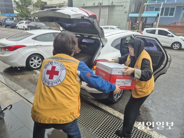 대한적십자사 동두천지구협의회(회장 홍미선)는 지난 22일 동두천시 동두천로 284에서 발생한 화재 피해 가구에 비상식량 및 응급 구호 세트를 지원했다. 2025.4.22/동두천시 제공
