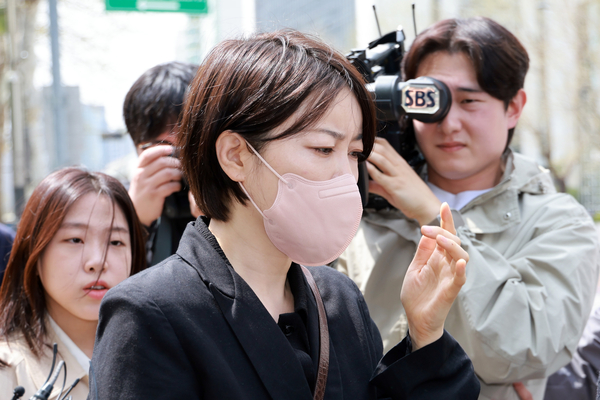음주운전과 불법 숙박업 혐의로 기소된 문재인 전 대통령의 딸 다혜 씨가 17일 서울 마포구 서울서부지방법원에서 열린 1심 선고 공판을 마친 뒤 차량으로 이동하고 있다. 문씨는 이날 벌금 1천500만원을 선고받았다. 2025.4.17 /연합뉴스