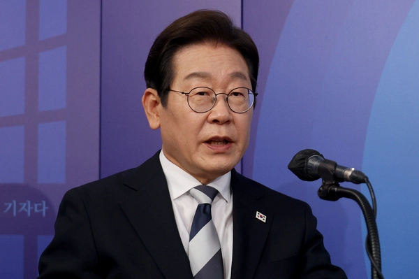 불어민주당 제21대 대통령선거 경선에 나선 이재명 예비후보가 지난 23일 서울 여의도 오마이TV 스튜디오에서 열린 오마이TV 초청 토론회에서 발언하고 있다. /연합뉴스