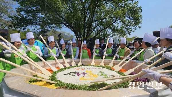 25일 용문산 관광지 일원에서 ‘제15회 양평 용문산 산나물축제’의 막이 올랐다. 개막식날 참가자들이 대왕 산나물 비빔밥 비비기 퍼포먼스를 진행하고 있다. 올해 용문산 산나물 축제는 용문산관광지 일원에서 25~27일 3일간, 용문역 일원에서는 26~27일 양일간 열린 다. 2025.4.25 양평/장태복기자 jkb@kyeongin.com