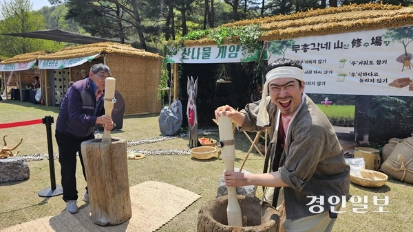 25일 용문산 관광지 일원에서 ‘제15회 양평 용문산 산나물축제’가 시작됐다. 방문객이 산나물 게임 부스에서 절구찧기 대결을 하고 있다. 올해 용문산 산나물 축제는 용문산관광지 일원에서 25~27일 3일간, 용문역 일원에서 26~27일 양일간 열린다. 2025.4.25 양평/장태복기자 jkb@kyeongin.com