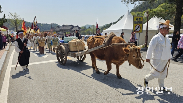 25일 용문산 관광지 일원에서 ‘제15회 양평 용문산 산나물축제’가 개막했다. 개막식 행사로 용문산 관광지 입구부터 본 행사장까지 ‘임금님 진상 행렬’ 퍼포먼스가 진행되고 있다. 올해 용문산 산나물 축제는 용문산 관광지 일원에서 27일까지 3일간, 용문역 일원에서는 26~27일 양일간 열린다. 2025.4.25 양평/장태복기자 jkb@kyeongin.com