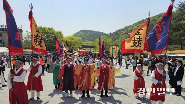 25일 용문산 관광지 일원에서 ‘제15회 양평 용문산 산나물축제’의 막이 올랐다. 개막식 행사로 용문산 관광지 입구부터 본 행사장까지 ‘임금님 진상 행렬’ 퍼포먼스가 진행되고 있다. 행렬에는 전진선 양평군수, 이충우 여주시장, 황선호 양평군의회 의장 및 군의원 일동, 관내 단체장 등이 참여해 의미를 더했다. 올해 용문산 산나물 축제는 용문산관광지 일원에서 25~27일 3일간, 용문역 일원에서는 26~27일 양일간 열린다. 2025.4.25 양평/장태복기자 jkb@kyeongin.com
