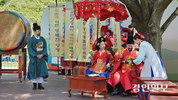 25일 용문산 관광지 일원에서 ‘제15회 양평 용문산 산나물축제’의 막이 올랐다. 개막식 행사로 ‘임금님 용문산 산나물 진상 재연행사’가 진행되고 있다. 올해 용문산 산나물 축제는 용문산관광지 일원에서 25~27일 3일간, 용문역 일원에서 26~27일 양일간 열린다. 2025.4.25 양평/장태복기자 jkb@kyeongin.com